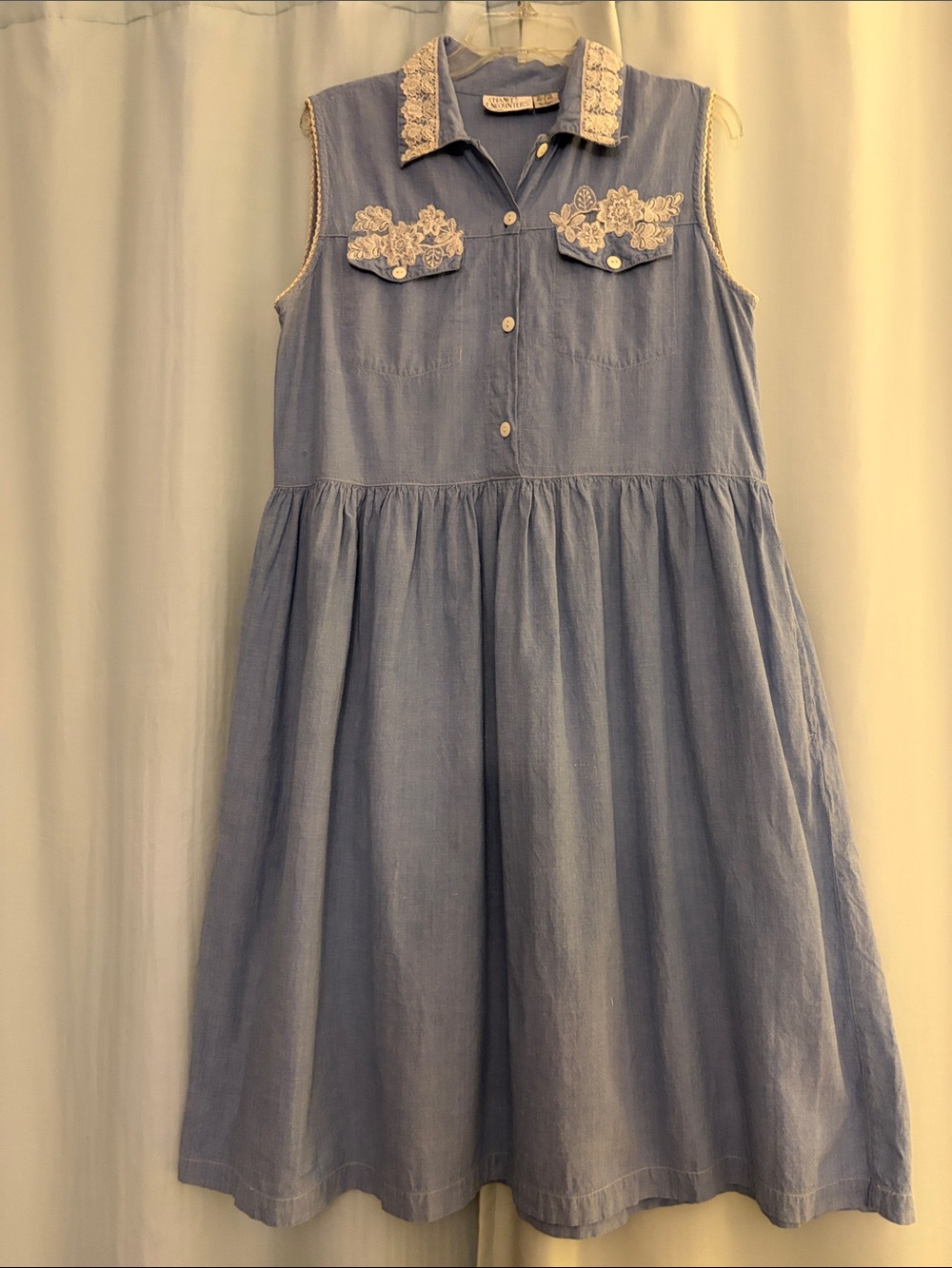 Chance Encounter Vintage Women’s Sleeveless Chambray Dress with Lace Trim, Large